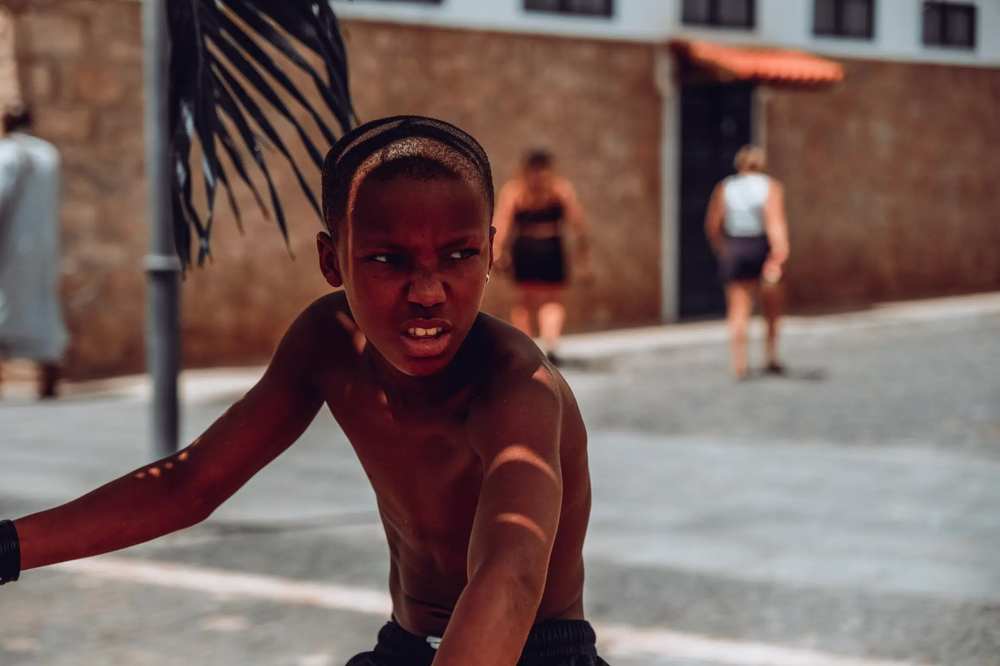 Criança a brincar numa rua de Santa Maria