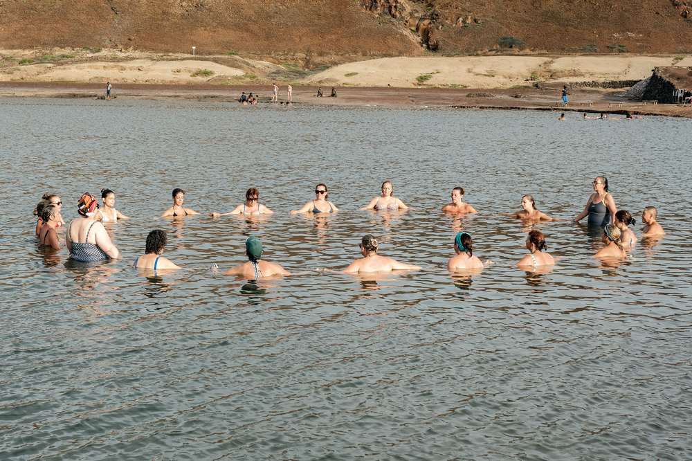 Banho na lagoa salgada de Pedra de Lume, Ilha do Sal