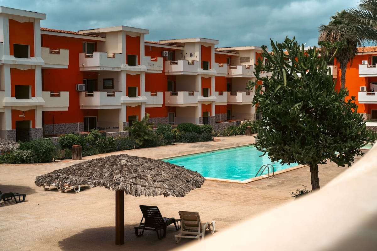 Casa Laranja · edifício e piscina do condomínio