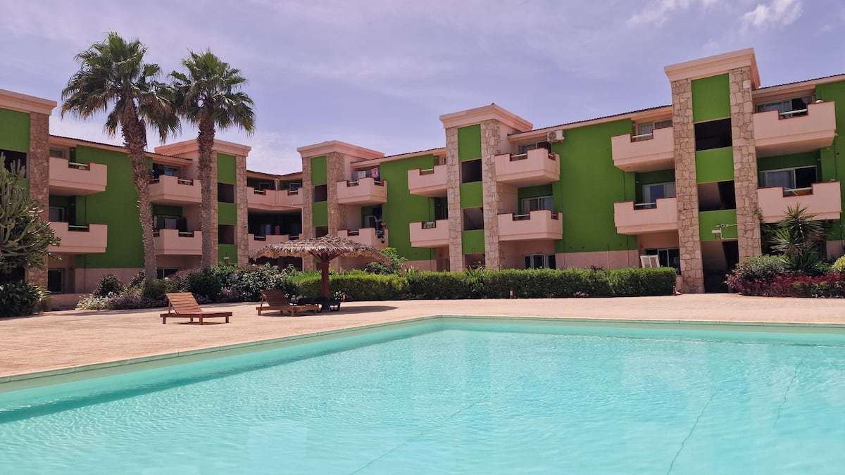 Casa Verde · piscina do condomínio entre buganvílias