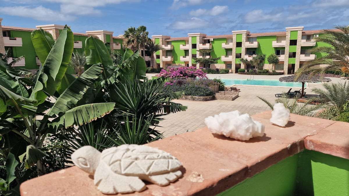 Casa Verde · piscina e jardim tropical do condomínio